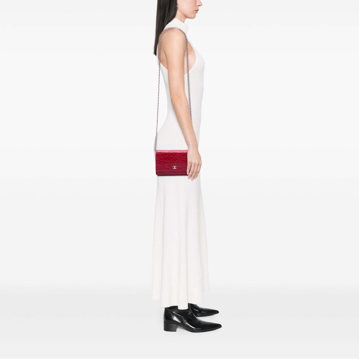 Chanel CC embossé Cuir d’agneau Camellia Wallet on Chain