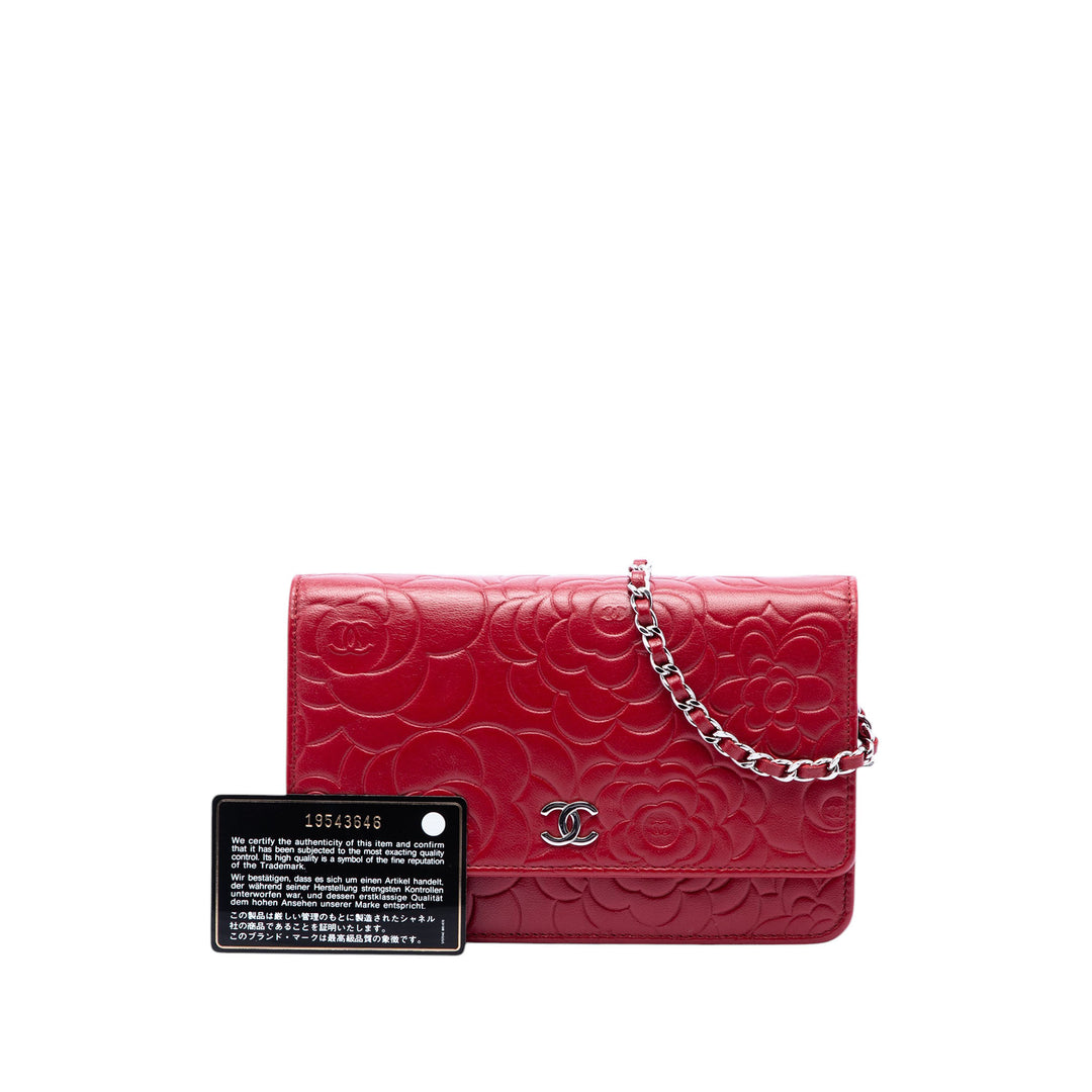 Chanel CC embossé Cuir d’agneau Camellia Wallet on Chain