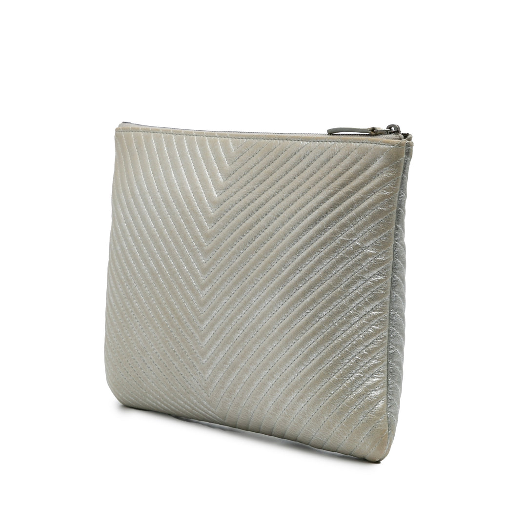 Chanel Medium Métallisé Chevron Cuir de veau O Étui Pochette Argenté
