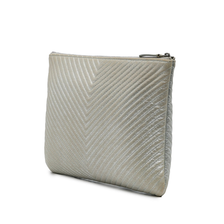 Chanel Medium Métallisé Chevron Cuir de veau O Étui Pochette Argenté
