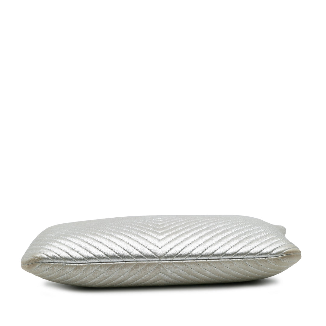 Chanel Medium Métallisé Chevron Cuir de veau O Étui Pochette Argenté