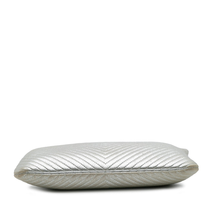 Chanel Medium Métallisé Chevron Cuir de veau O Étui Pochette Argenté