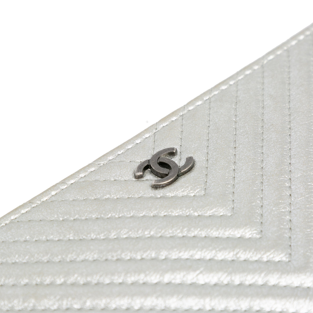 Chanel Medium Métallisé Chevron Cuir de veau O Étui Pochette Argenté