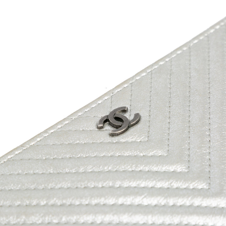 Chanel Medium Métallisé Chevron Cuir de veau O Étui Pochette Argenté