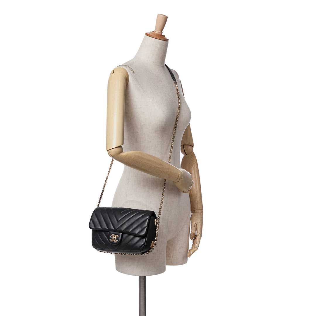 Chanel Rectangulaire Chevron Sac rond à chaîne à rabat Mini Cuir d'agneau