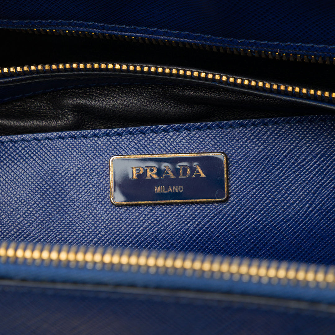 Prada Cabas Fermoir tourniquet Double Zippé clouté Saffiano Bleu – vue 5 – GABY PARIS