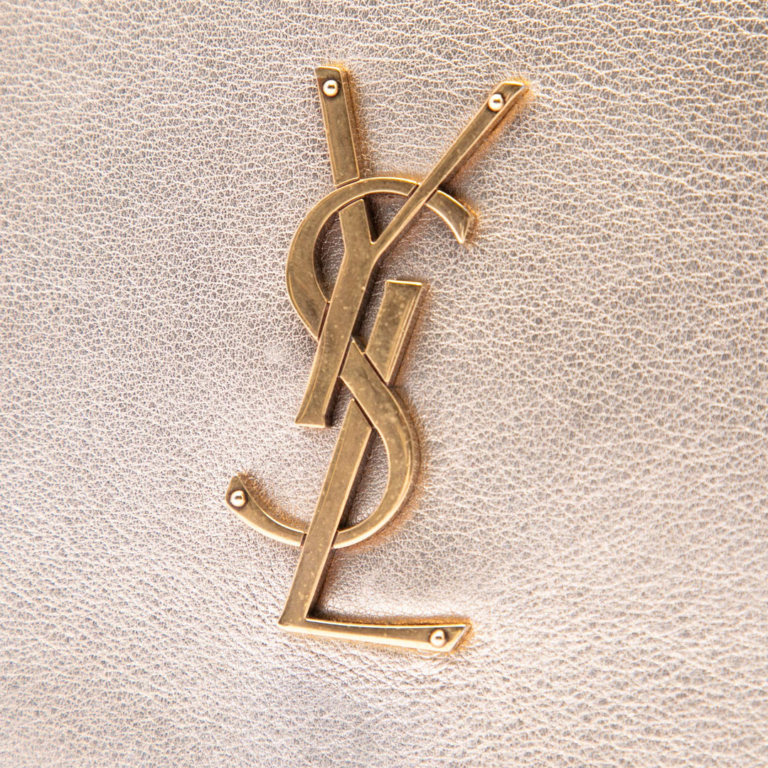 Saint Laurent Medium Metallic Cuir de veau Monogram Kate Sac porté croisé