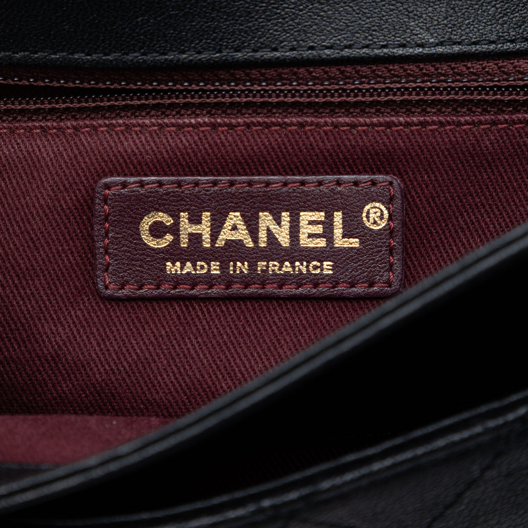 Chanel Large Matelassé Sheepskin Front Chain à rabat