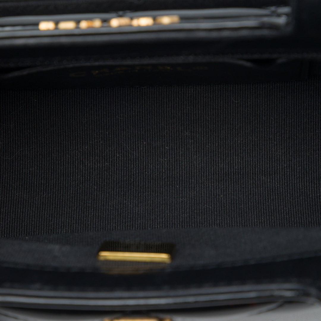 Chanel Matelassé Graphic Catch à rabat Mini Noir – vue 4 – GABY PARIS