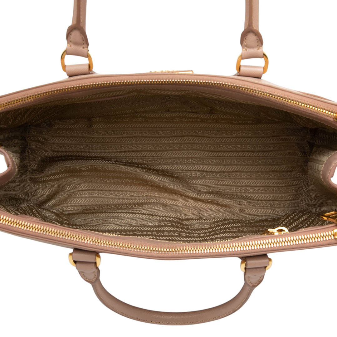 Prada Lux Galleria Double Zippé Sac Moyen Saffiano Beige – vue 4 – GABY PARIS