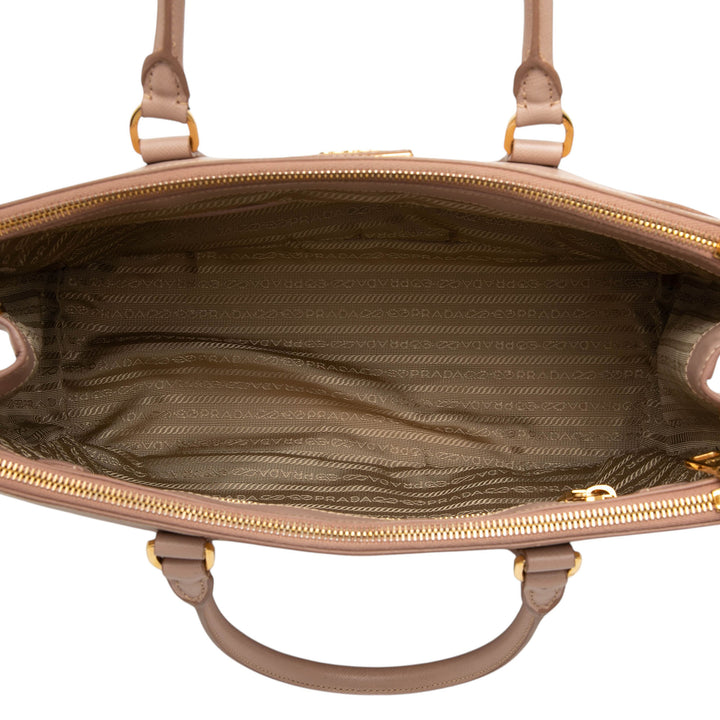 Prada Lux Galleria Double Zippé Sac Moyen Saffiano Beige – vue 4 – GABY PARIS