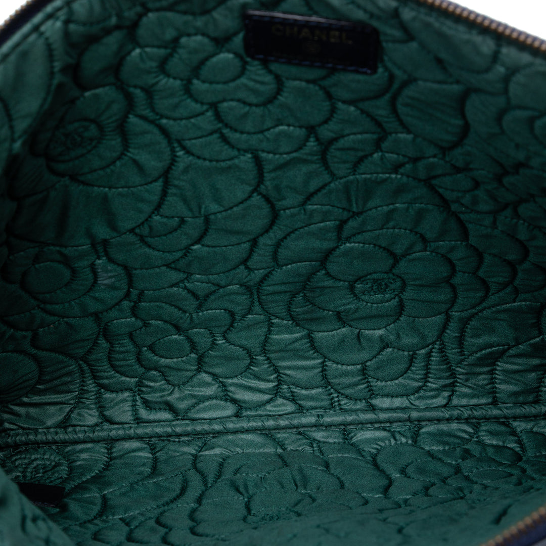 Chanel Large embossé Cuir d’agneau Camellia O Étui Pochette