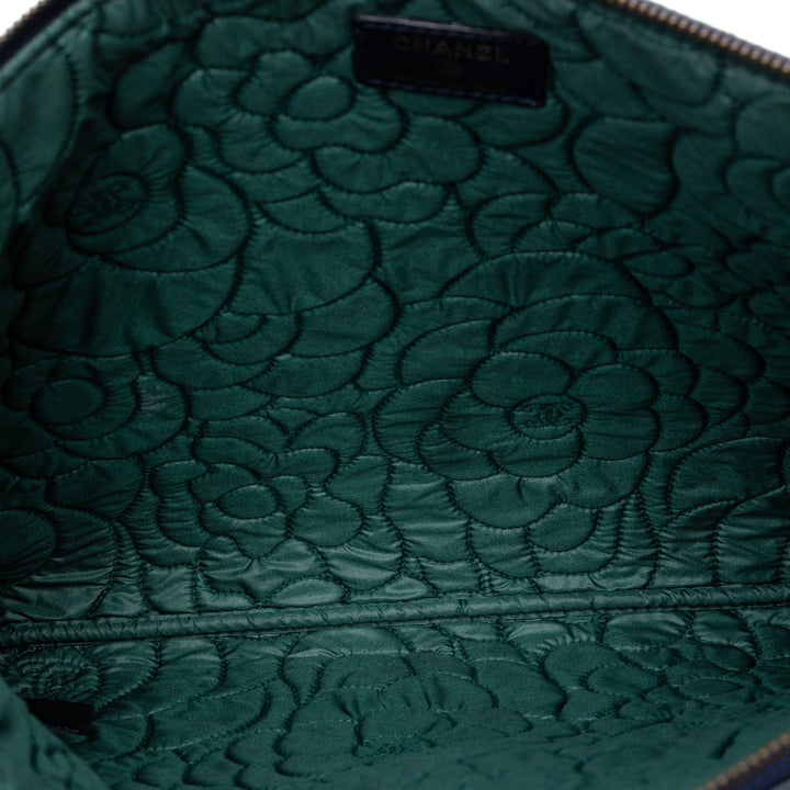 Chanel Large embossé Cuir d’agneau Camellia O Étui Pochette