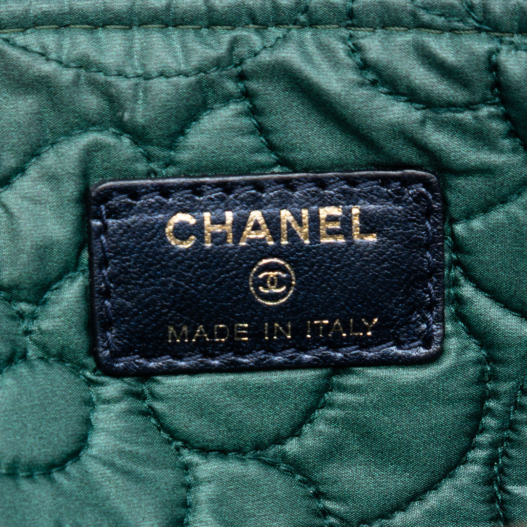 Chanel Large embossé Cuir d’agneau Camellia O Étui Pochette