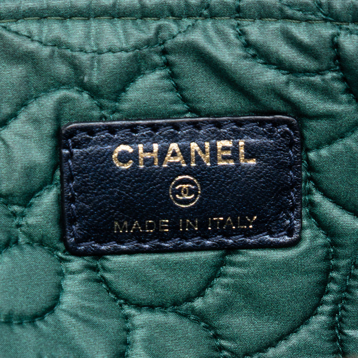 Chanel Large embossé Cuir d’agneau Camellia O Étui Pochette