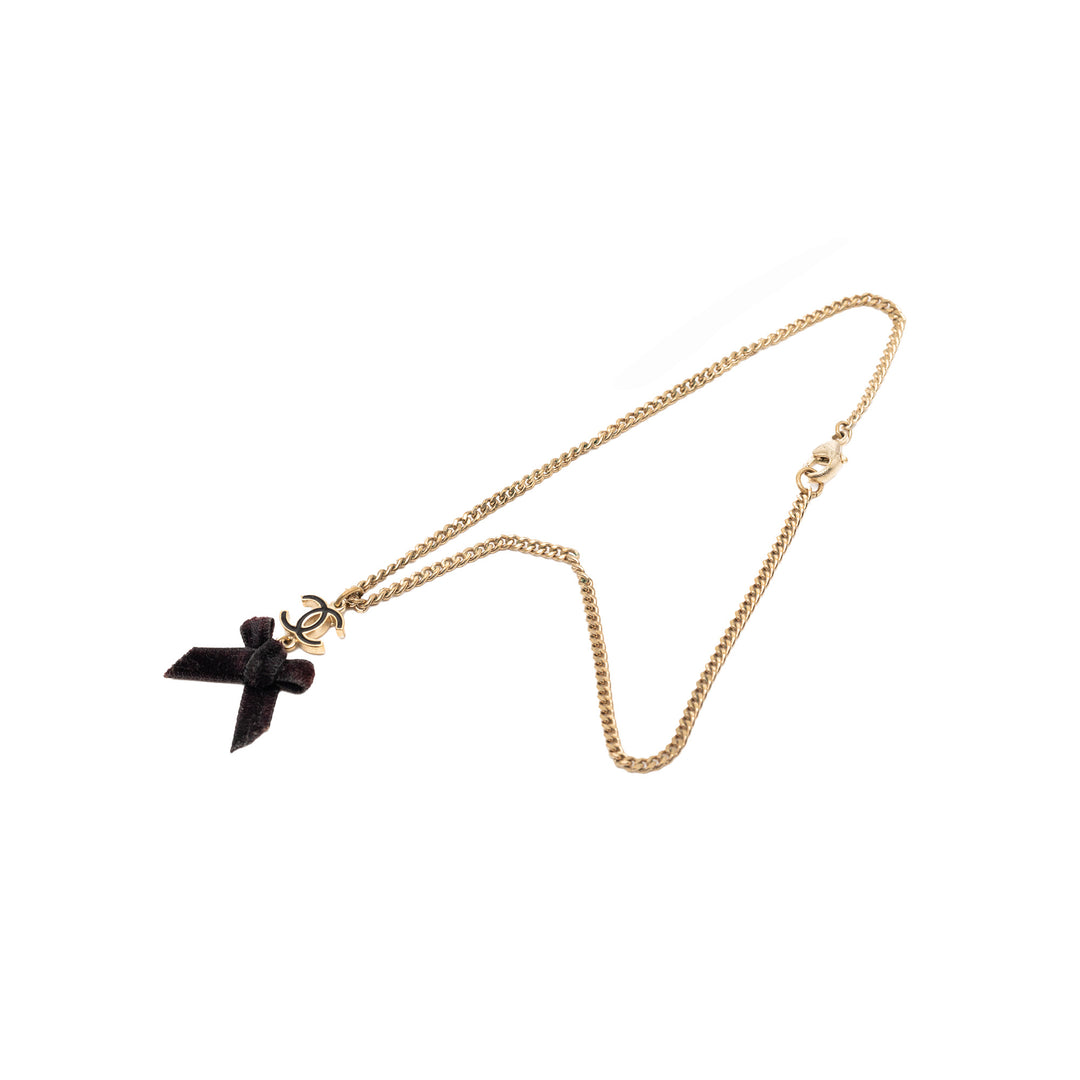 Chanel CC plaqué Émail Velours Bow Pendant Collier