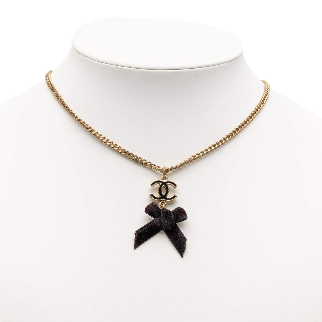 Chanel CC plaqué Émail Velours Bow Pendant Collier