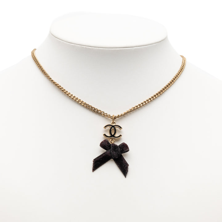 Chanel CC plaqué Émail Velours Bow Pendant Collier