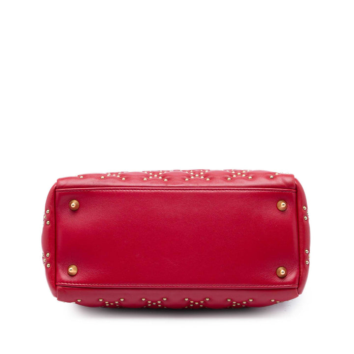 Dior Sac à main Lady Dior Cannage clouté Souple Moyen Cuir d'agneau Rouge – vue 3 – GABY PARIS