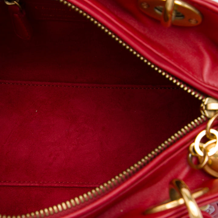 Dior Sac à main Lady Dior Cannage clouté Souple Moyen Cuir d'agneau Rouge – vue 4 – GABY PARIS