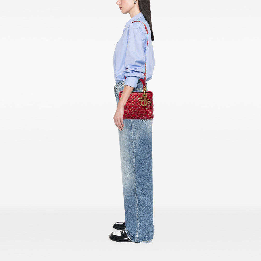 Dior Sac à main Lady Dior Cannage clouté Souple Moyen Cuir d'agneau Rouge – vue 5 – GABY PARIS