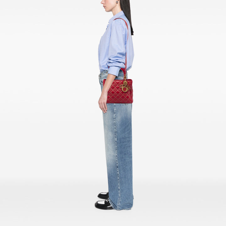 Dior Sac à main Lady Dior Cannage clouté Souple Moyen Cuir d'agneau Rouge – vue 5 – GABY PARIS