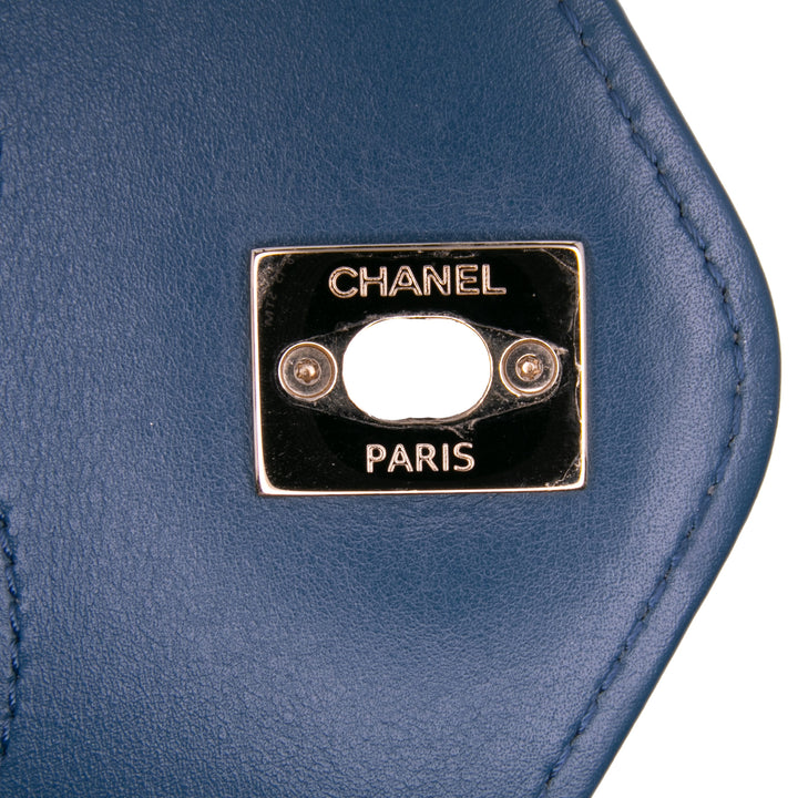 Chanel Medium Cuir de veau Coco Chevron Envelope à rabat