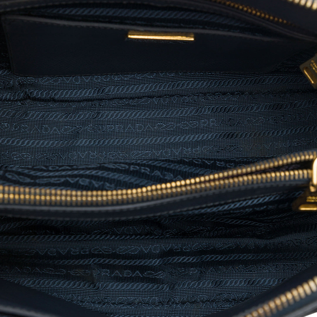 Prada Lux Promenade Sac Moyen Saffiano Bleu – vue 4 – GABY PARIS