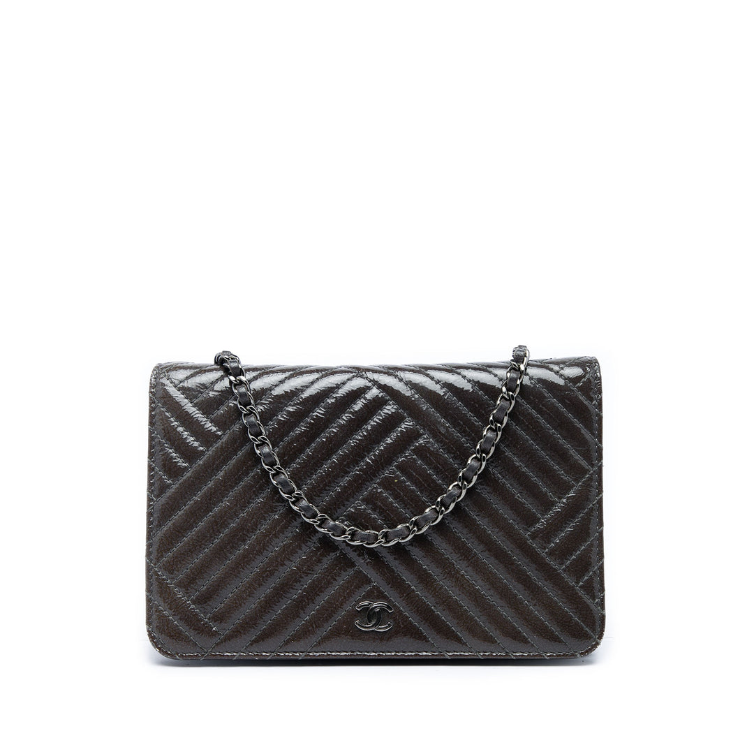 Chanel Sac bandoulière CC Distressed Chevron Crossing Wallet on Chain Marron – vue principale – GABY PARIS