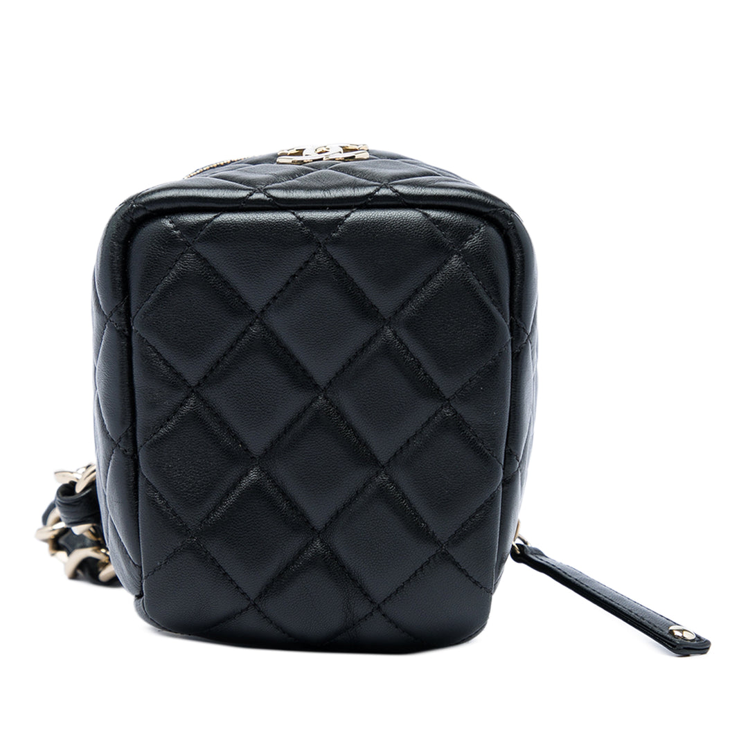 Chanel CC Matelassé Cube Wristlet Vanity Cuir d'agneau Noir – vue 3 – GABY PARIS