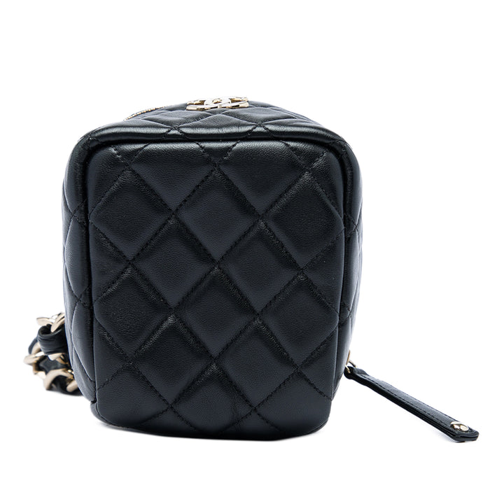 Chanel CC Matelassé Cube Wristlet Vanity Cuir d'agneau Noir – vue 3 – GABY PARIS