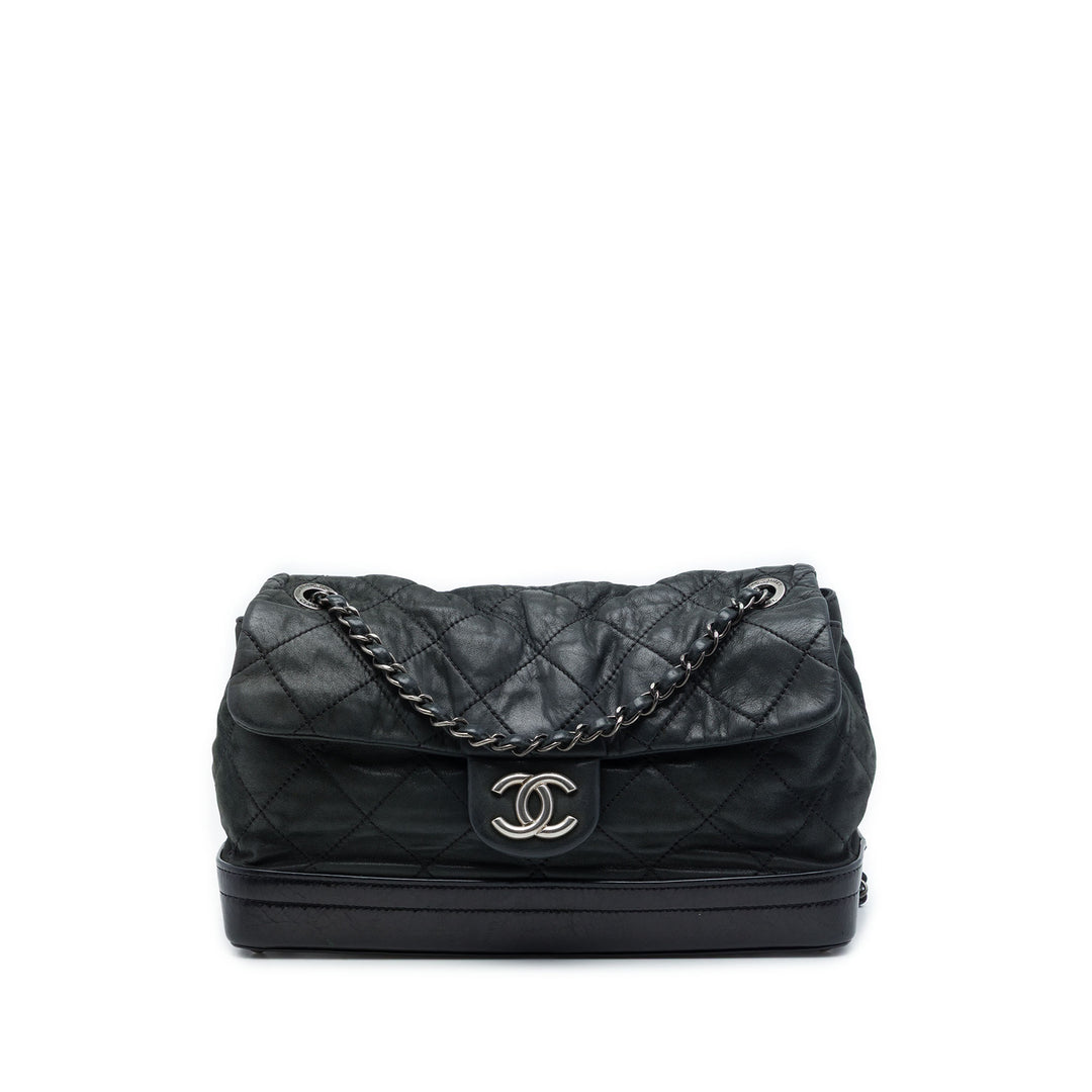 Chanel Matelassé Irisé VIP à rabat Cuir de veau Noir – vue principale – GABY PARIS