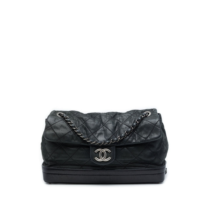 Chanel Matelassé Irisé VIP à rabat Cuir de veau Noir – vue principale – GABY PARIS