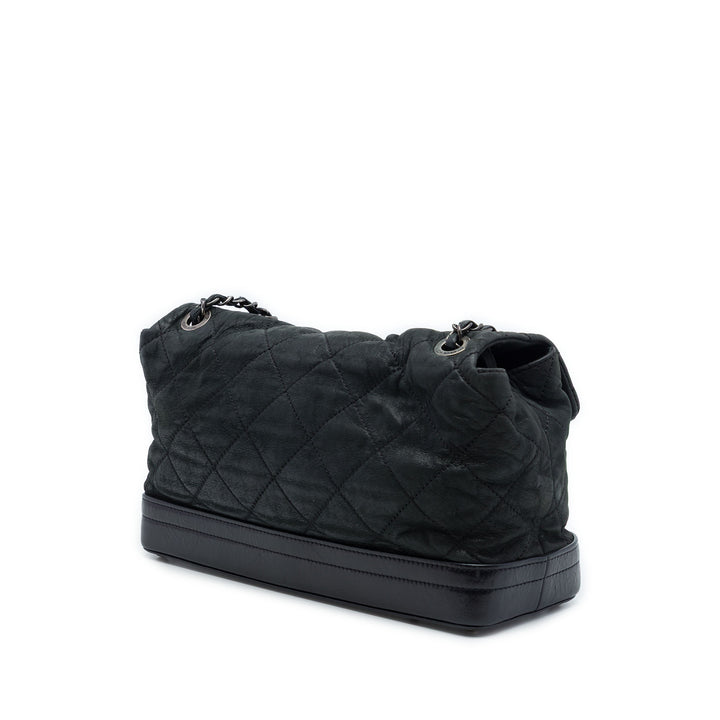 Chanel Matelassé Irisé VIP à rabat Cuir de veau Noir – vue 2 – GABY PARIS