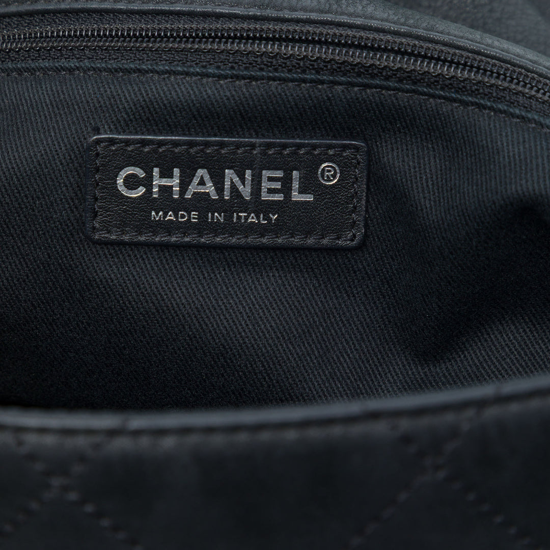 Chanel Matelassé Irisé VIP à rabat Cuir de veau Noir – vue 5 – GABY PARIS