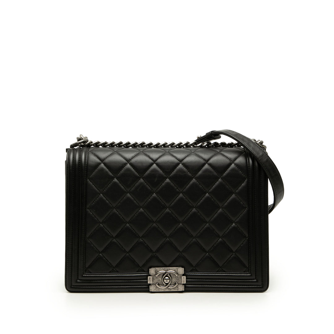 Chanel Matelassé Boy à rabat Grand Cuir d'agneau Noir – vue principale – GABY PARIS