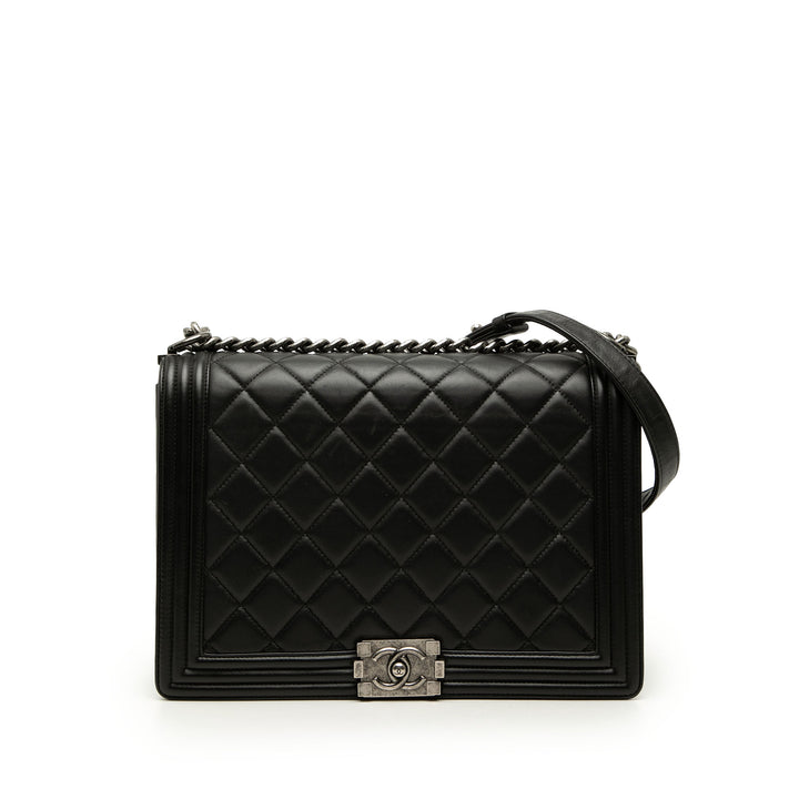 Chanel Matelassé Boy à rabat Grand Cuir d'agneau Noir – vue principale – GABY PARIS