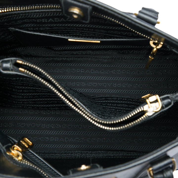 Prada Vernice Open Promenade Sac Moyen Saffiano Noir – vue 4 – GABY PARIS