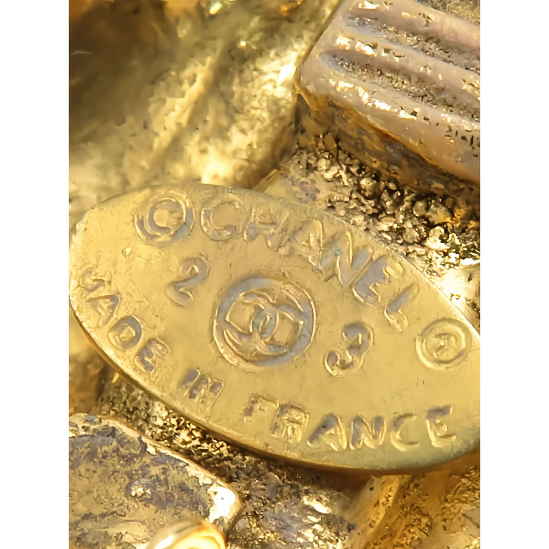 Chanel CC plaqué Cristal Rond À clip Boucles d'oreilles Doré – vue 4 – GABY PARIS