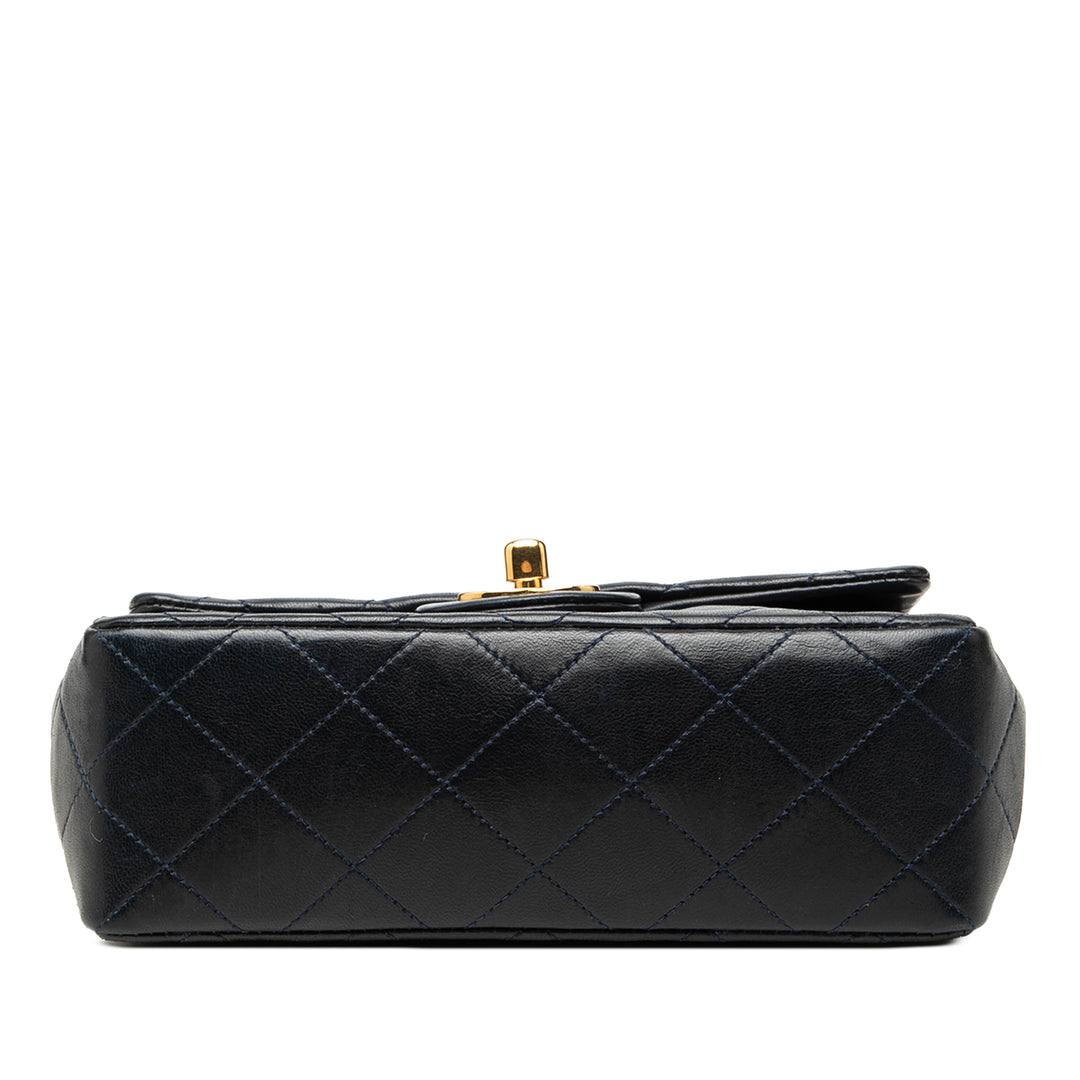 Chanel Sac bandoulière Classic Carré Rabat simple Mini Cuir d'agneau Noir – vue 3 – GABY PARIS