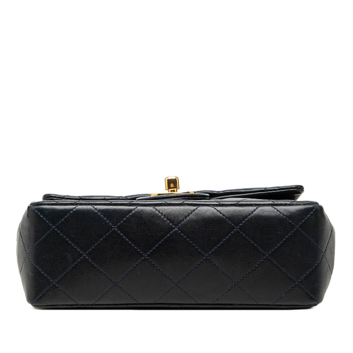Chanel Sac bandoulière Classic Carré Rabat simple Mini Cuir d'agneau Noir – vue 3 – GABY PARIS