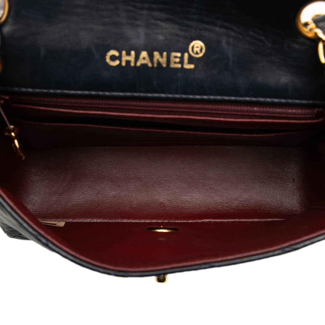 Chanel Sac bandoulière Classic Carré Rabat simple Mini Cuir d'agneau Noir – vue 4 – GABY PARIS