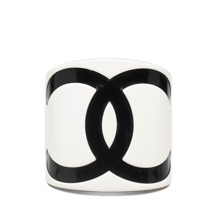 Chanel Resin CC Logo Cuff Bracelet Blanc – GABY PARIS Authentique