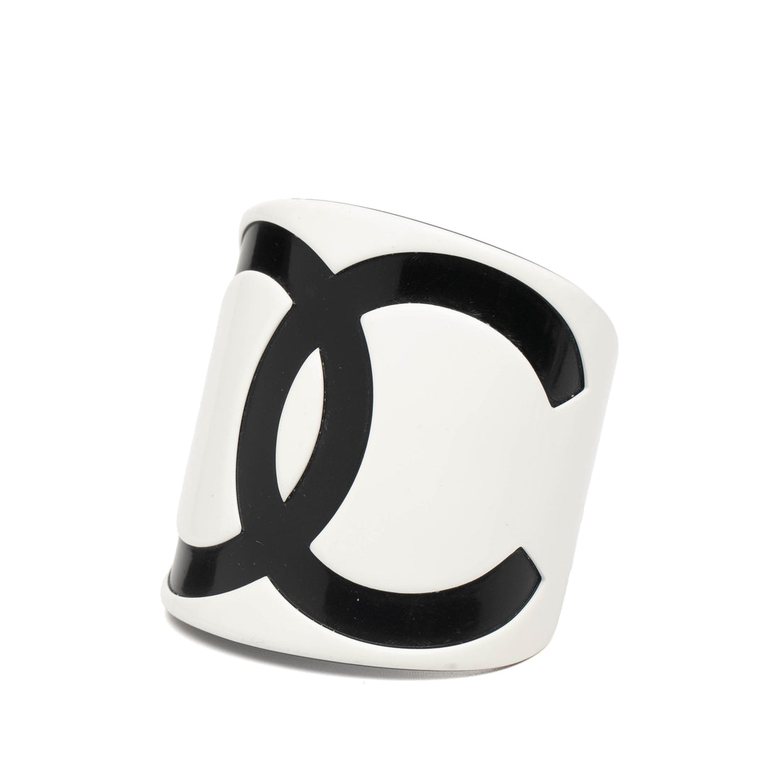 Chanel Resin CC Logo Cuff Bracelet Blanc – GABY PARIS Authentique