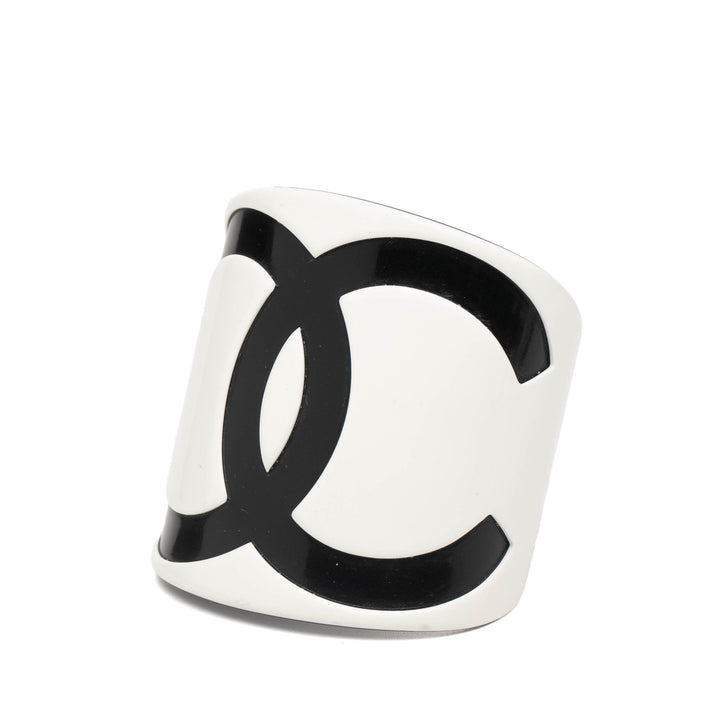 Chanel Resin CC Logo Cuff Bracelet Blanc – GABY PARIS Authentique