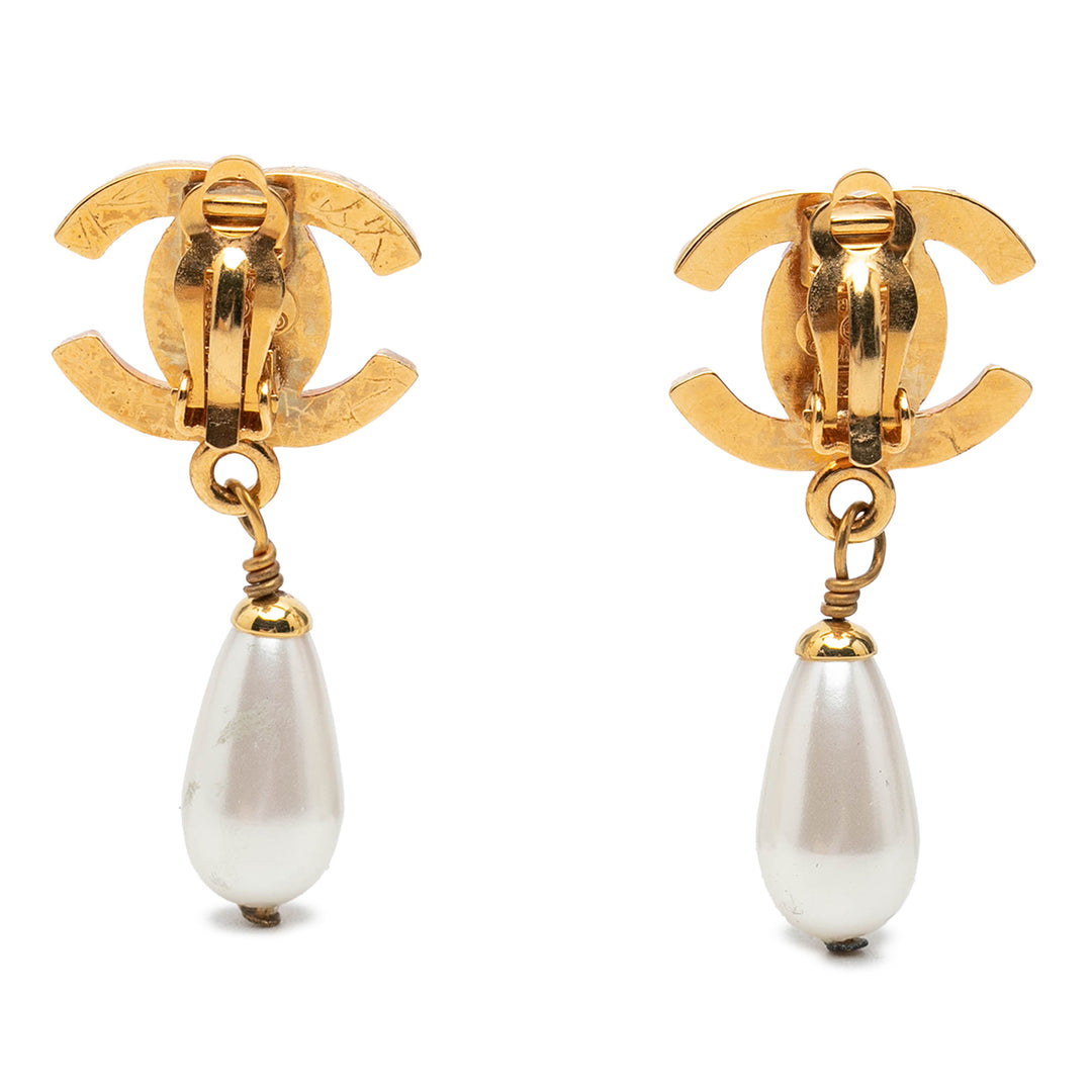Chanel CC plaqué Perles fantaisie pendantes Turn Lock Clip On Boucles d’oreilles