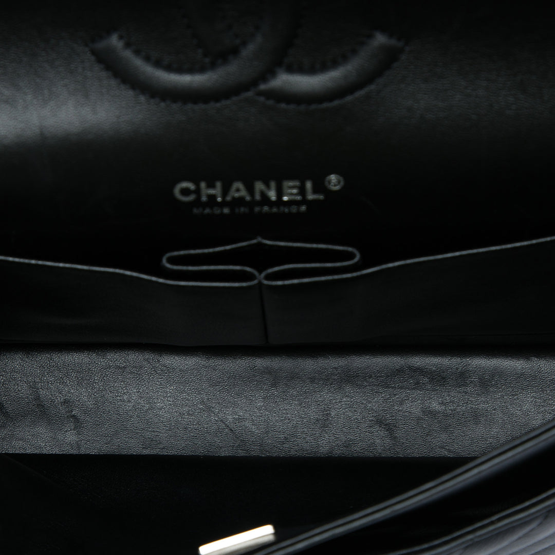 Chanel Sac porté épaule Classic Chevron Double rabat Moyen Cuir d'agneau Noir – vue 4 – GABY PARIS