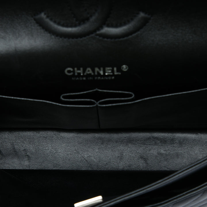 Chanel Sac porté épaule Classic Chevron Double rabat Moyen Cuir d'agneau Noir – vue 4 – GABY PARIS