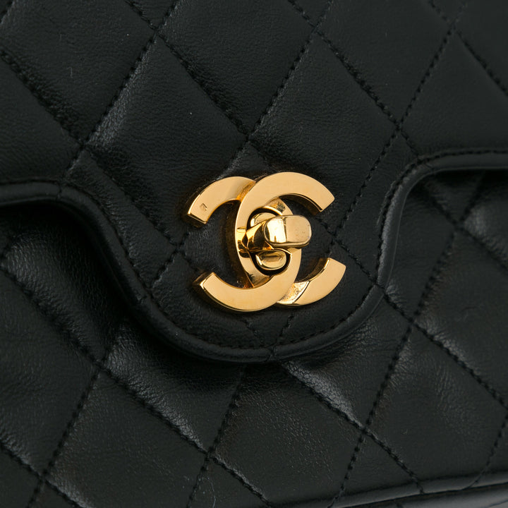 Bolso Chanel pequeño acolchado con doble solapa Negro