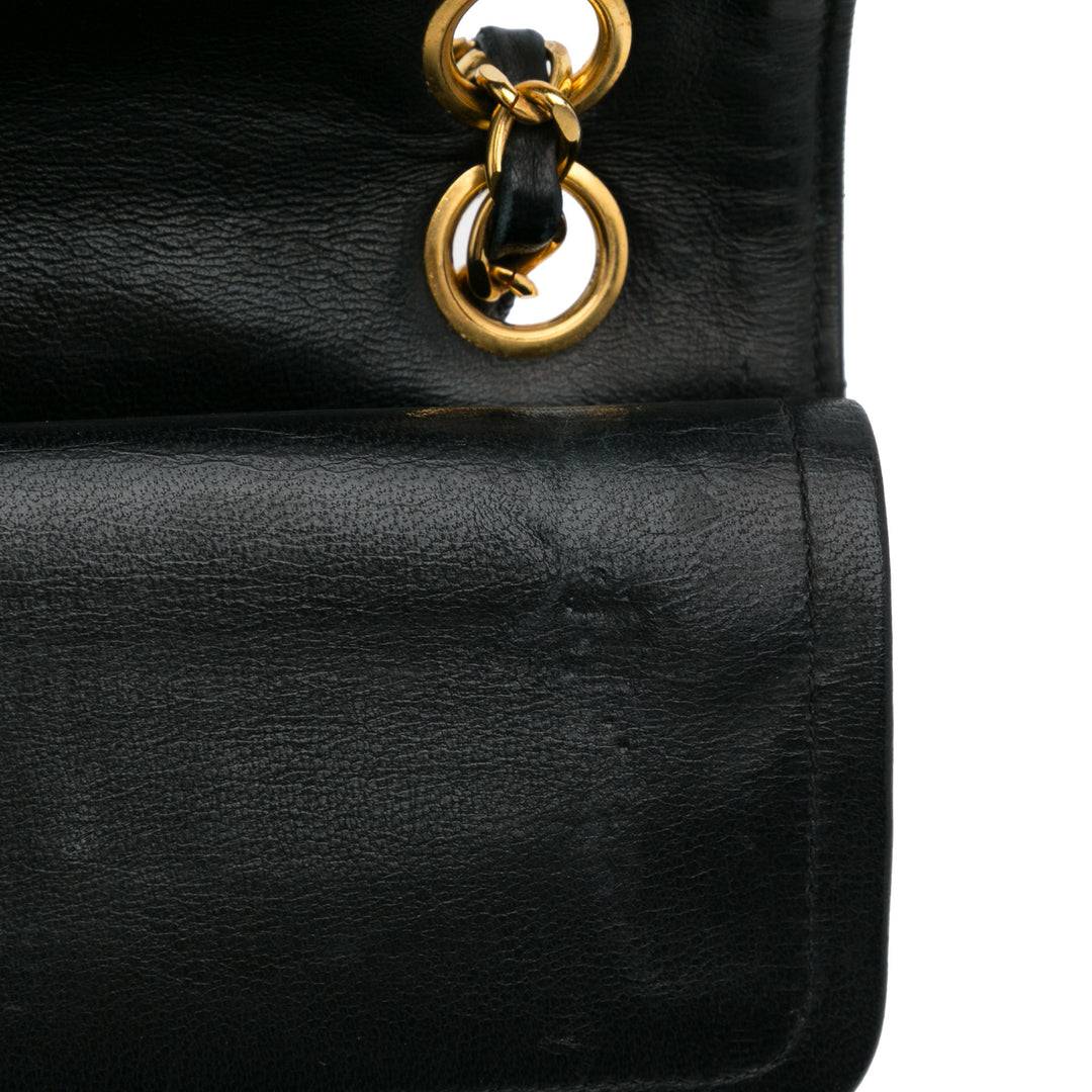 Bolso Chanel pequeño acolchado con doble solapa Negro